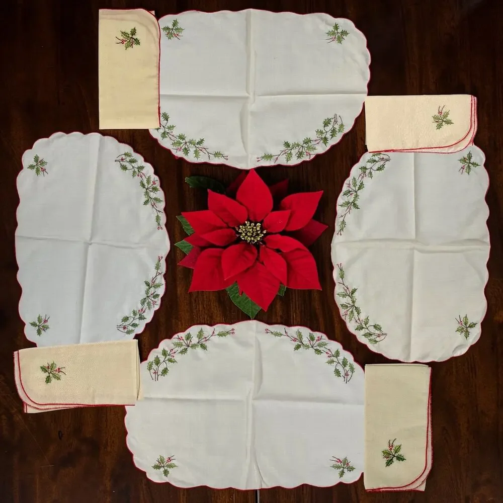 VTG Set of 4 Christmas Placemats and 4 Napkins Holly Linen White Red Dining Room